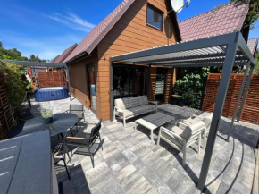 GooseHaus z prywatną sauną i jacuzzi in Gąski